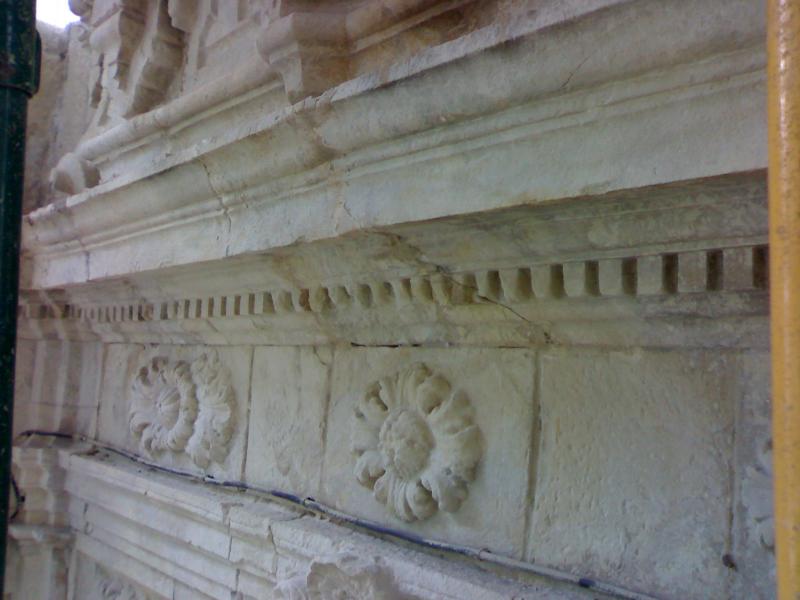Dintel y Cornisa de piedra antes de Restaurarla